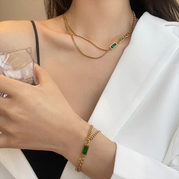 Modekette mit grünem Smaragd inspiriertem Charm-Schmuckstück