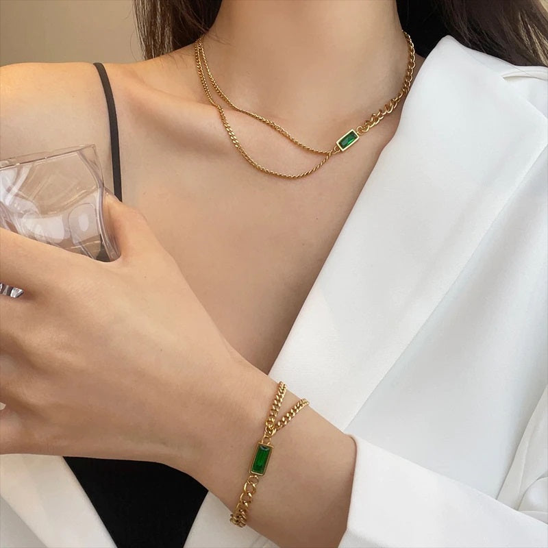 Modekette mit grünem Smaragd inspiriertem Charm-Schmuckstück