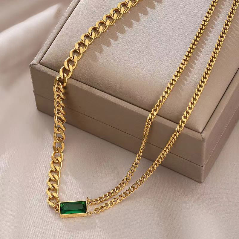 Modekette mit grünem Smaragd inspiriertem Charm-Schmuckstück