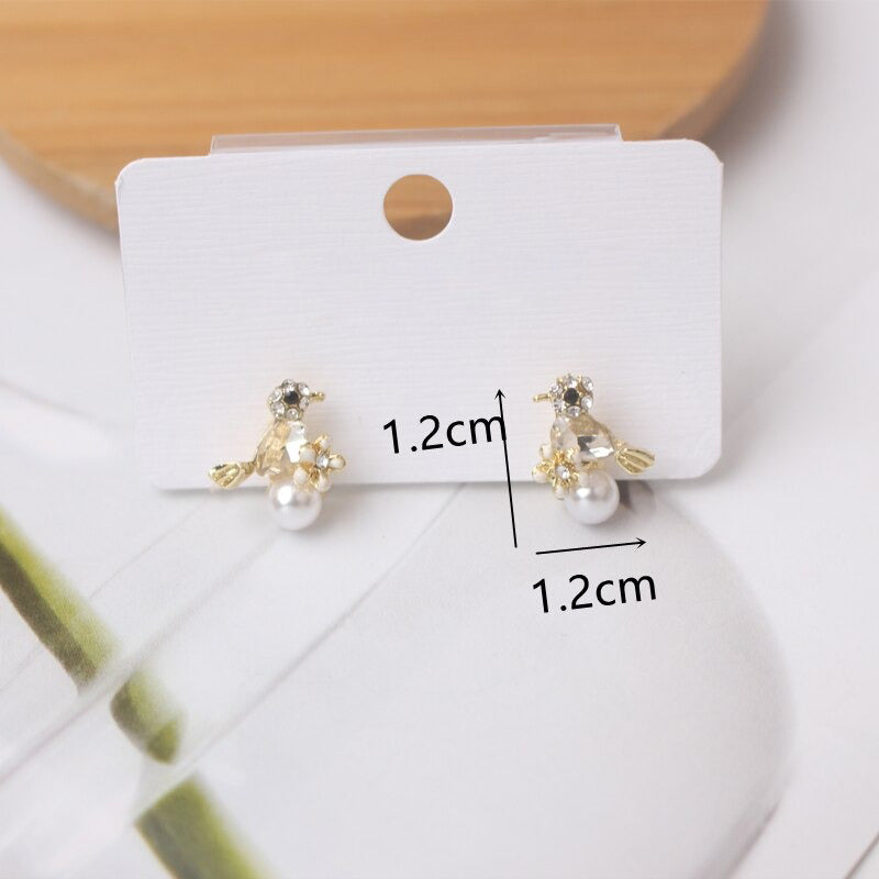 Modekollektionen von Tropfenohrringen mit Strasssteinen und Perlenquasten