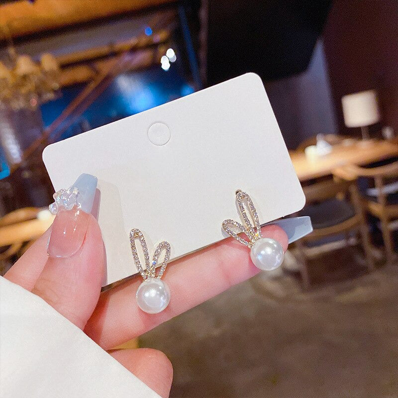 Modekollektionen von Tropfenohrringen mit Strasssteinen und Perlenquasten