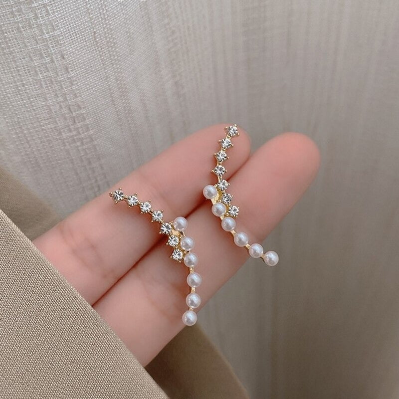 Modekollektionen von Tropfenohrringen mit Strasssteinen und Perlenquasten