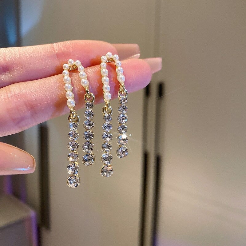 Modekollektionen von Tropfenohrringen mit Strasssteinen und Perlenquasten