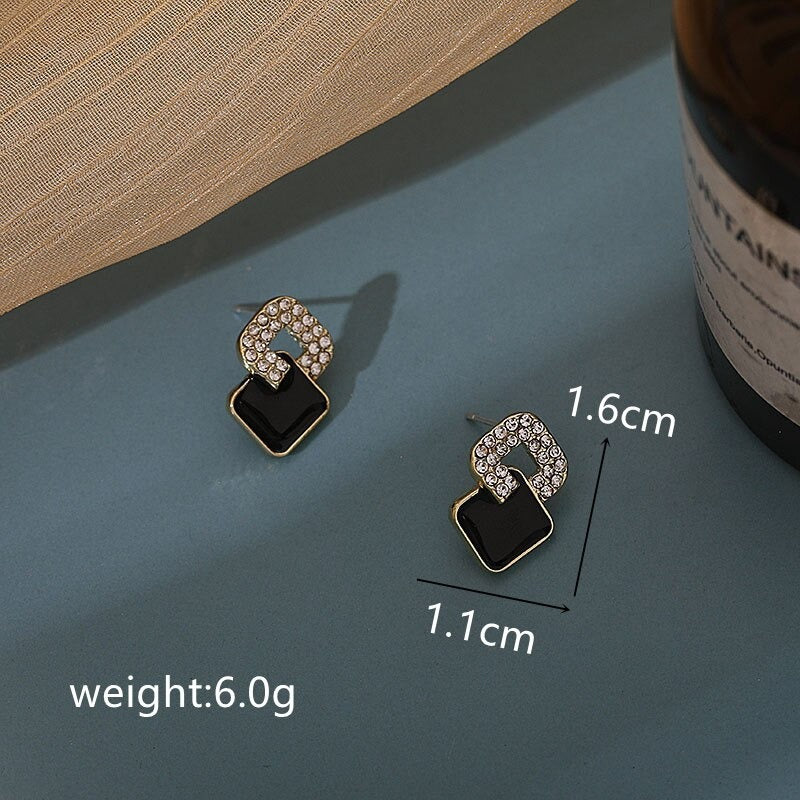 Modekollektionen von Tropfenohrringen mit Strasssteinen und Perlenquasten