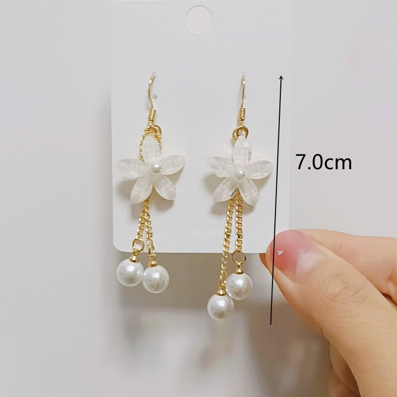 Modekollektionen von Tropfenohrringen mit Strasssteinen und Perlenquasten