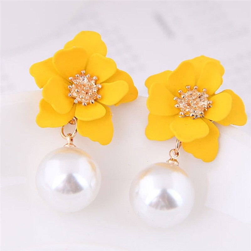 Modekollektionen von Tropfenohrringen mit Strasssteinen und Perlenquasten