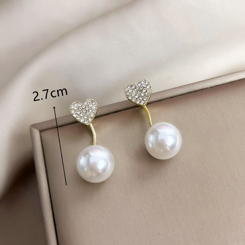 Modekollektionen von Tropfenohrringen mit Strasssteinen und Perlenquasten