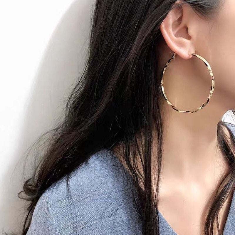 Modekollektionen von Tropfenohrringen mit Strasssteinen und Perlenquasten