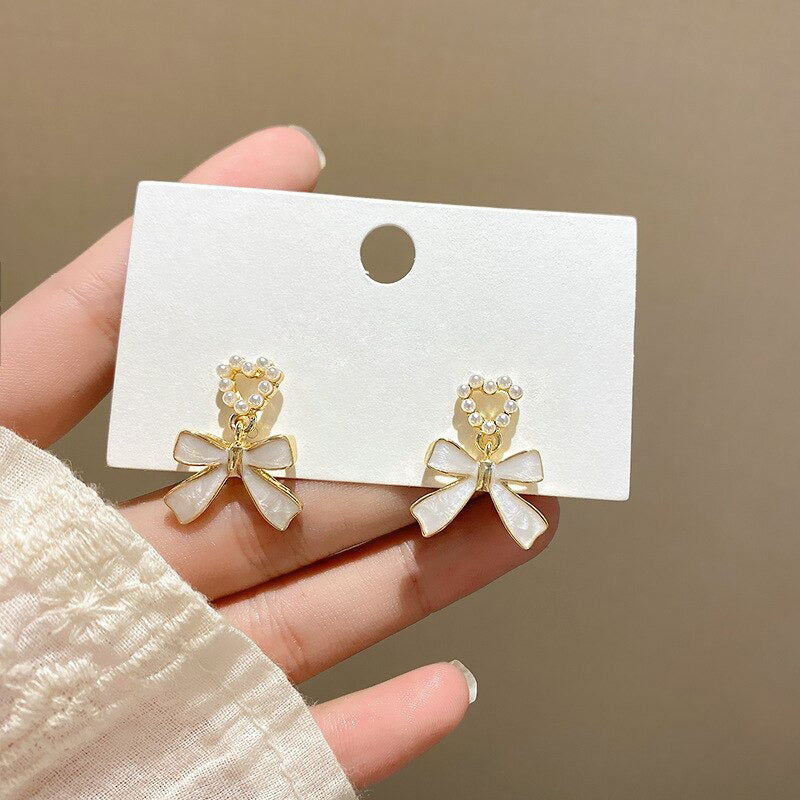 Modekollektionen von Tropfenohrringen mit Strasssteinen und Perlenquasten