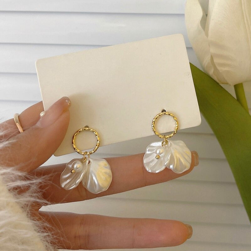 Modekollektionen von Tropfenohrringen mit Strasssteinen und Perlenquasten