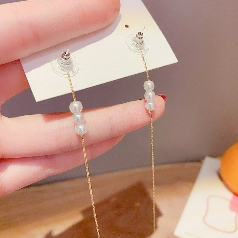 Modekollektionen von Tropfenohrringen mit Strasssteinen und Perlenquasten