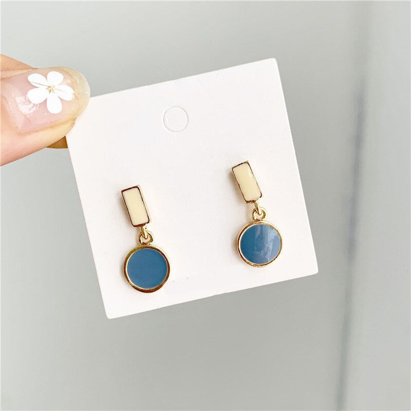 Modekollektionen von Tropfenohrringen mit Strasssteinen und Perlenquasten