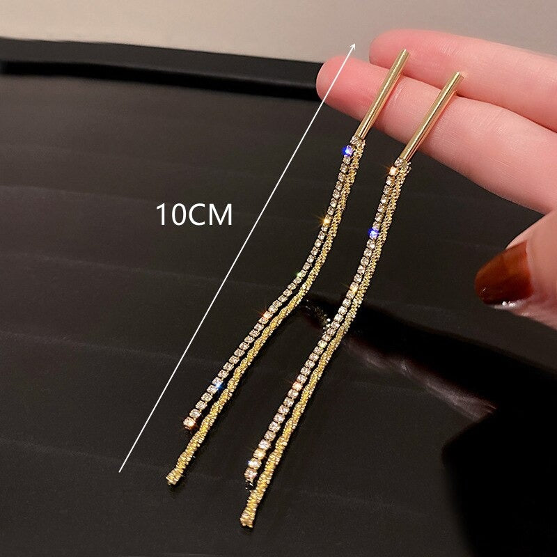 Modekollektionen von Tropfenohrringen mit Strasssteinen und Perlenquasten