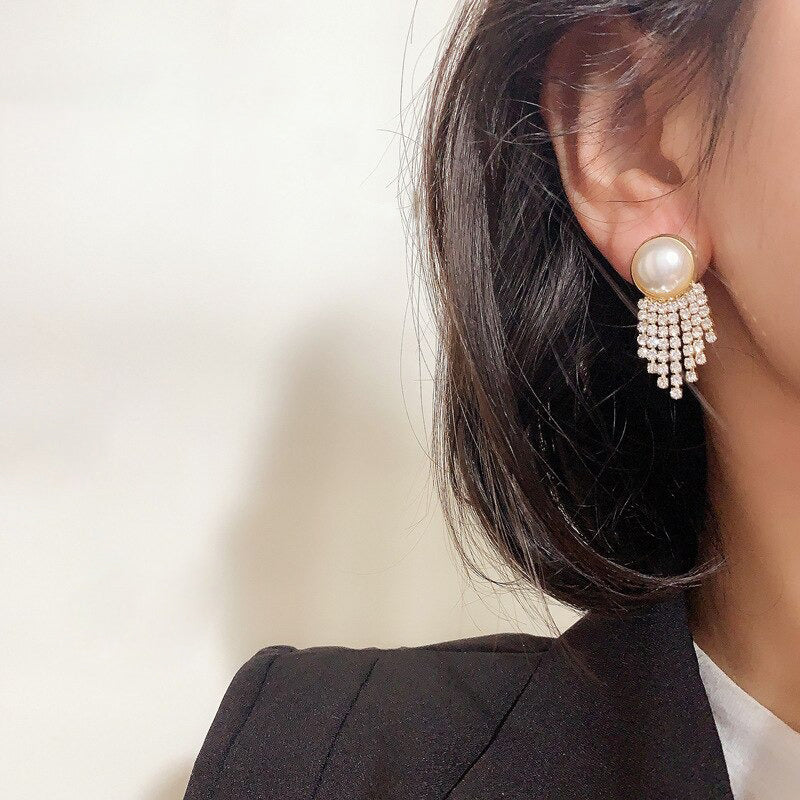 Modekollektionen von Tropfenohrringen mit Strasssteinen und Perlenquasten