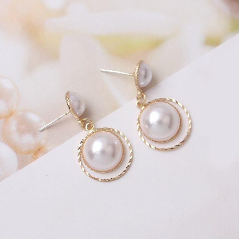 Modekollektionen von Tropfenohrringen mit Strasssteinen und Perlenquasten