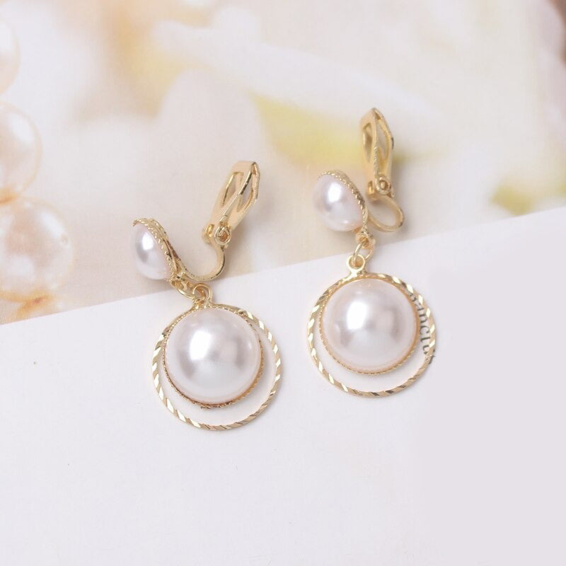 Modekollektionen von Tropfenohrringen mit Strasssteinen und Perlenquasten