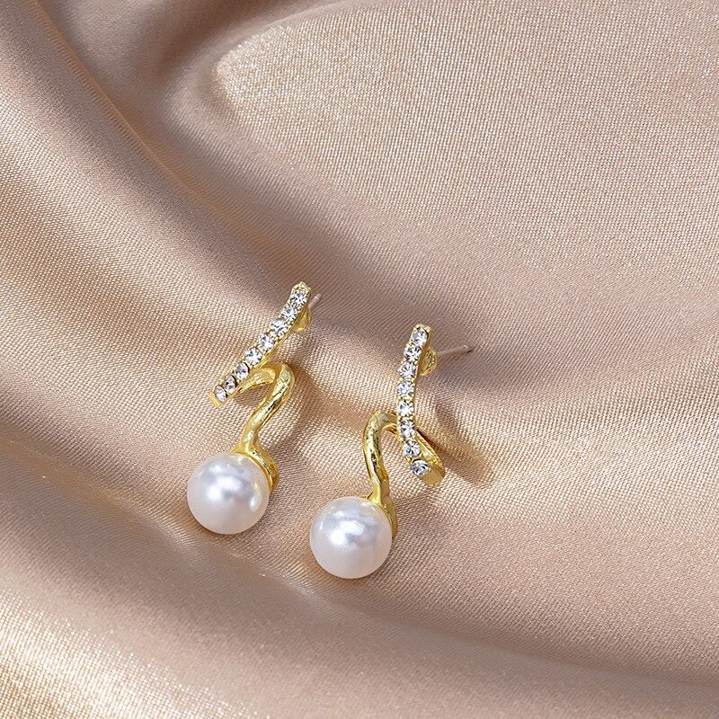 Modekollektionen von Tropfenohrringen mit Strasssteinen und Perlenquasten