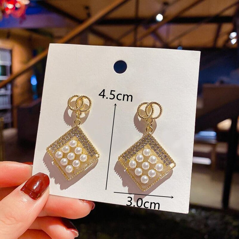 Modekollektionen von Tropfenohrringen mit Strasssteinen und Perlenquasten