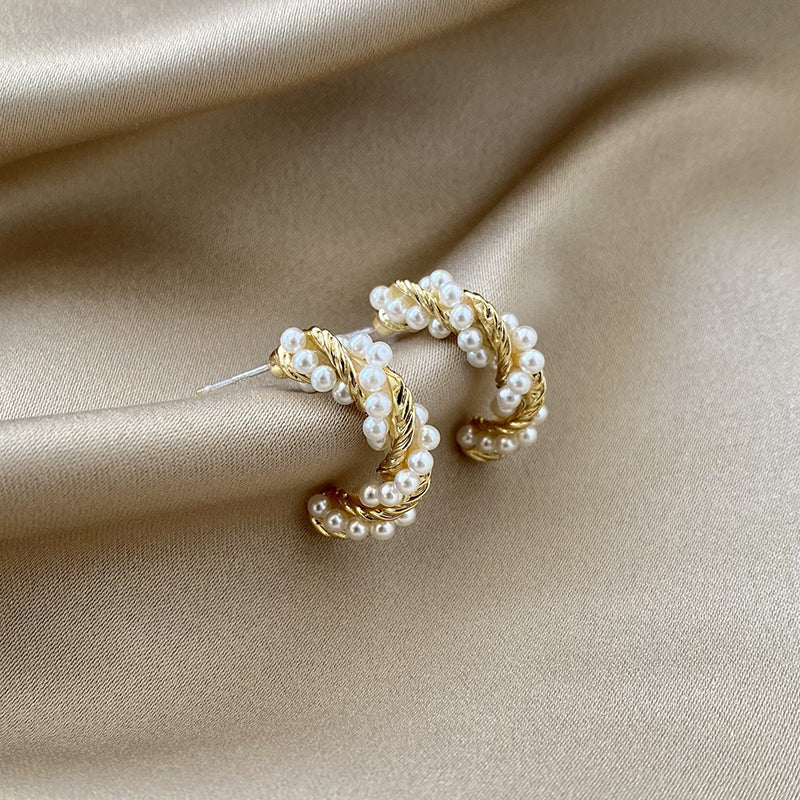 Modekollektionen von Tropfenohrringen mit Strasssteinen und Perlenquasten