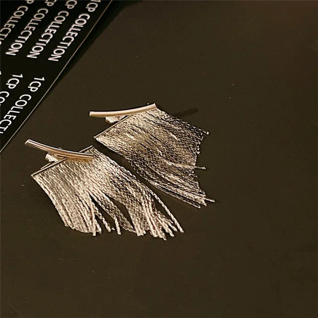 Vorhangohrring mit hängenden Fäden