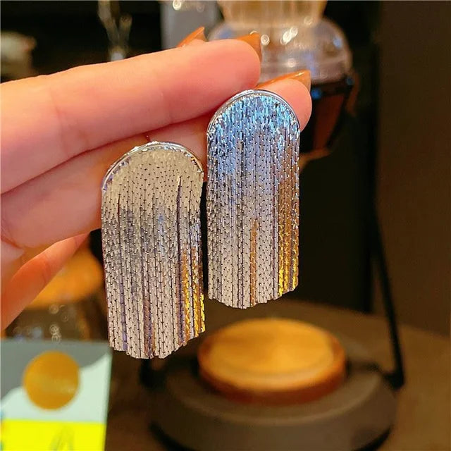 Vorhangohrring mit hängenden Fäden