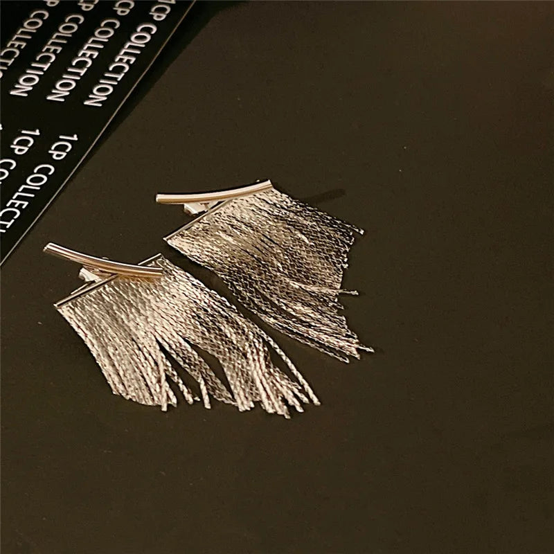 Vorhangohrring mit hängenden Fäden