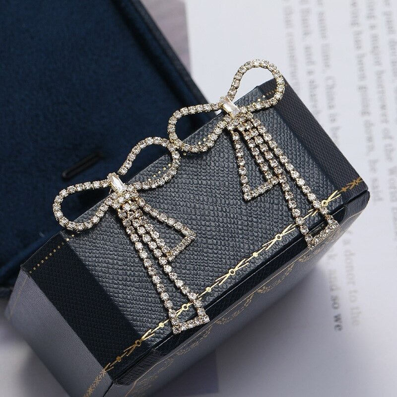 Modische, trendige, lange Ohrringe mit Quaste und Strasssteinen