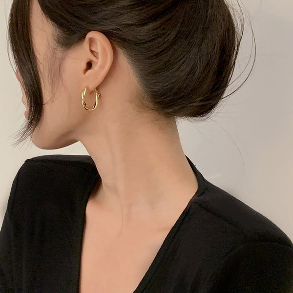 Modische, runde Creolen-Kollektion mit geometrischem Twist aus Metall