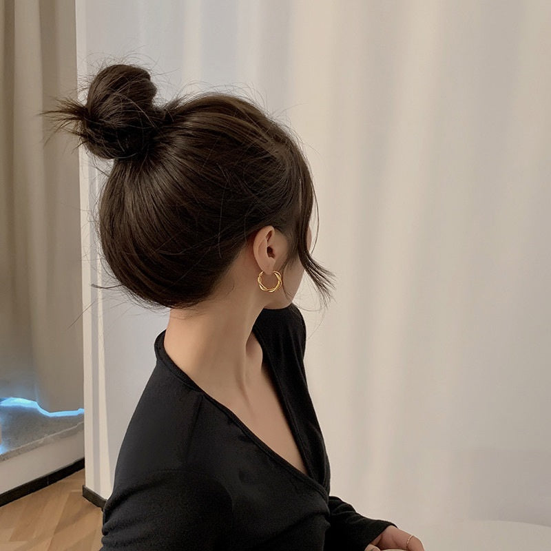 Modische, runde Creolen-Kollektion mit geometrischem Twist aus Metall