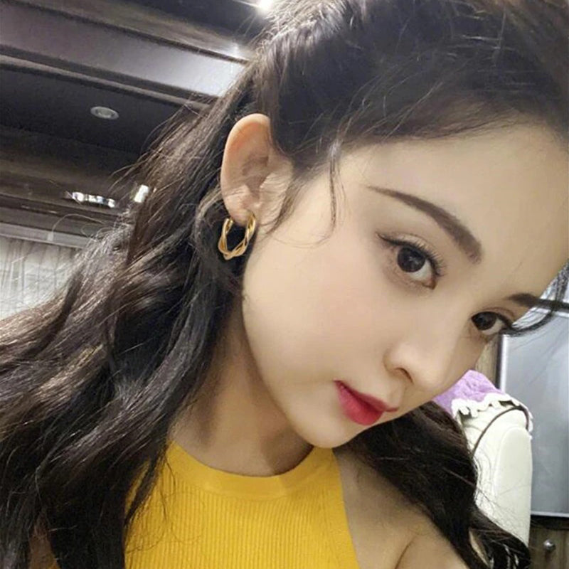 Modische, runde Creolen-Kollektion mit geometrischem Twist aus Metall