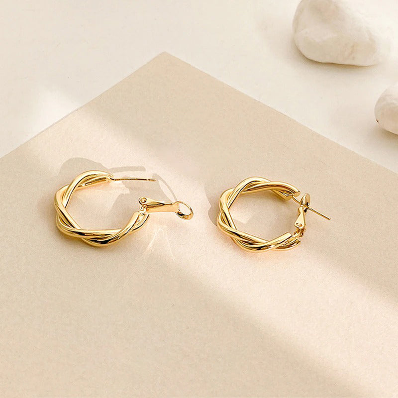 Modische, runde Creolen-Kollektion mit geometrischem Twist aus Metall