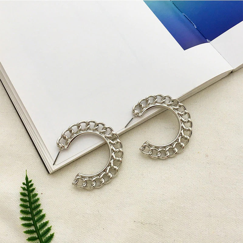 Modische, runde Creolen-Kollektion mit geometrischem Twist aus Metall