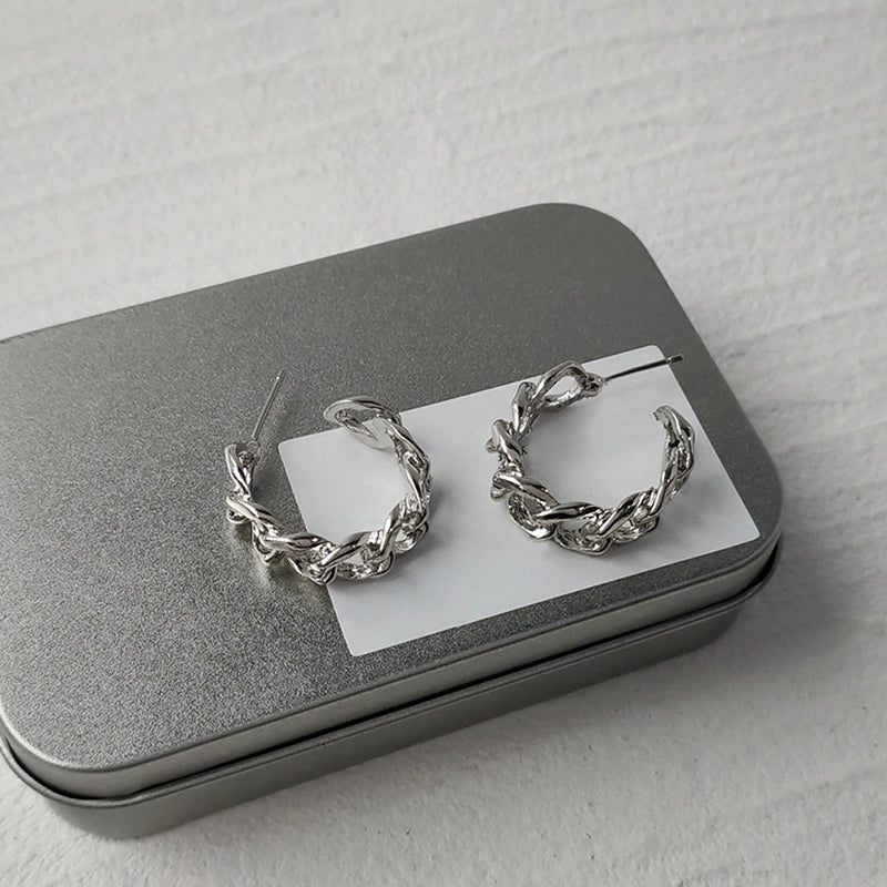 Modische, runde Creolen-Kollektion mit geometrischem Twist aus Metall