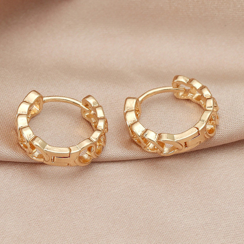 Modische, runde Creolen-Kollektion mit geometrischem Twist aus Metall