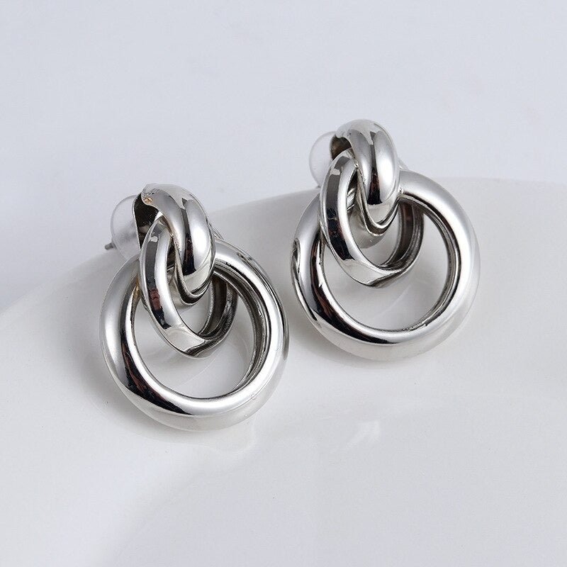 Modische, runde Creolen-Kollektion mit geometrischem Twist aus Metall