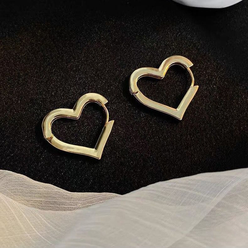 Modische, runde Creolen-Kollektion mit geometrischem Twist aus Metall