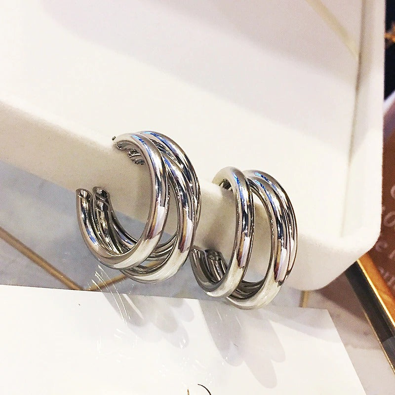Modische, runde Creolen-Kollektion mit geometrischem Twist aus Metall