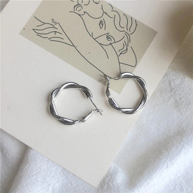 Modische, runde Creolen-Kollektion mit geometrischem Twist aus Metall