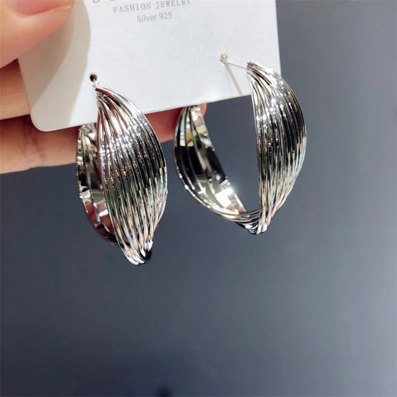 Modische, runde Creolen-Kollektion mit geometrischem Twist aus Metall