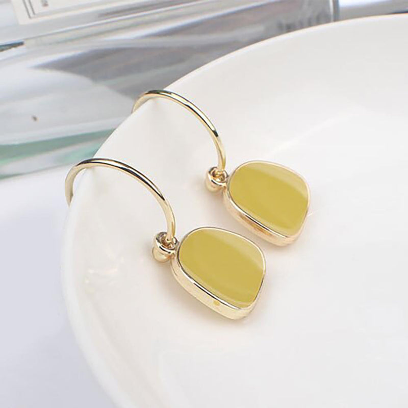 Modische helle Metall-Tropfenohrringe