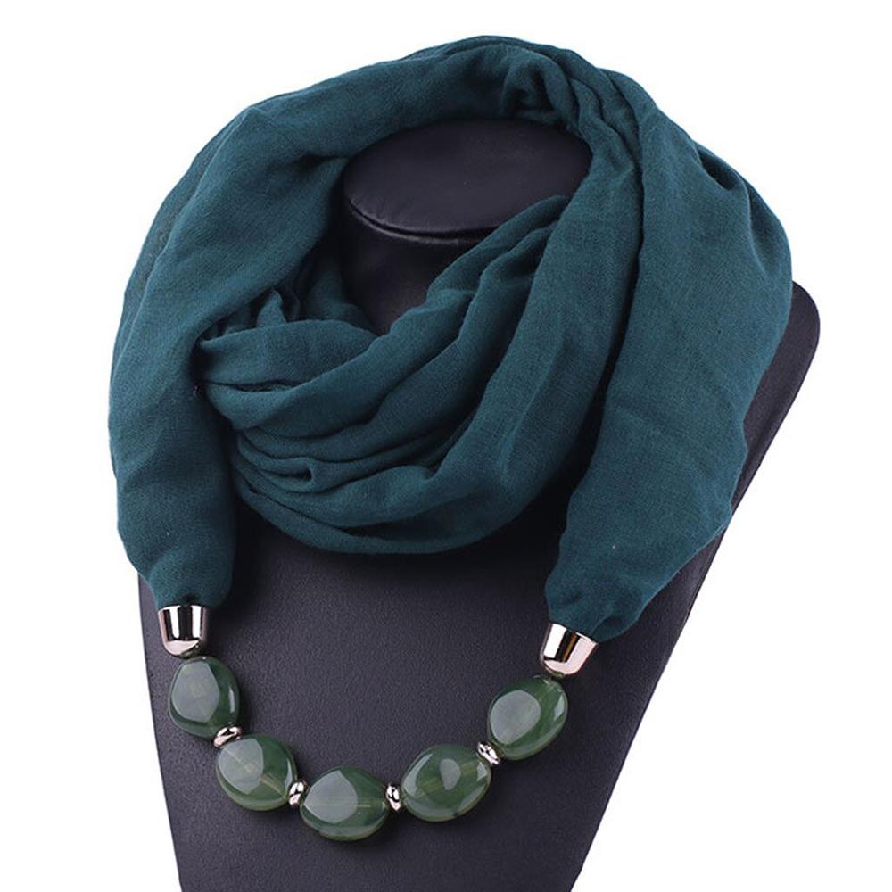 Modischer weicher einfarbiger Schal mit Schmuckanhänger