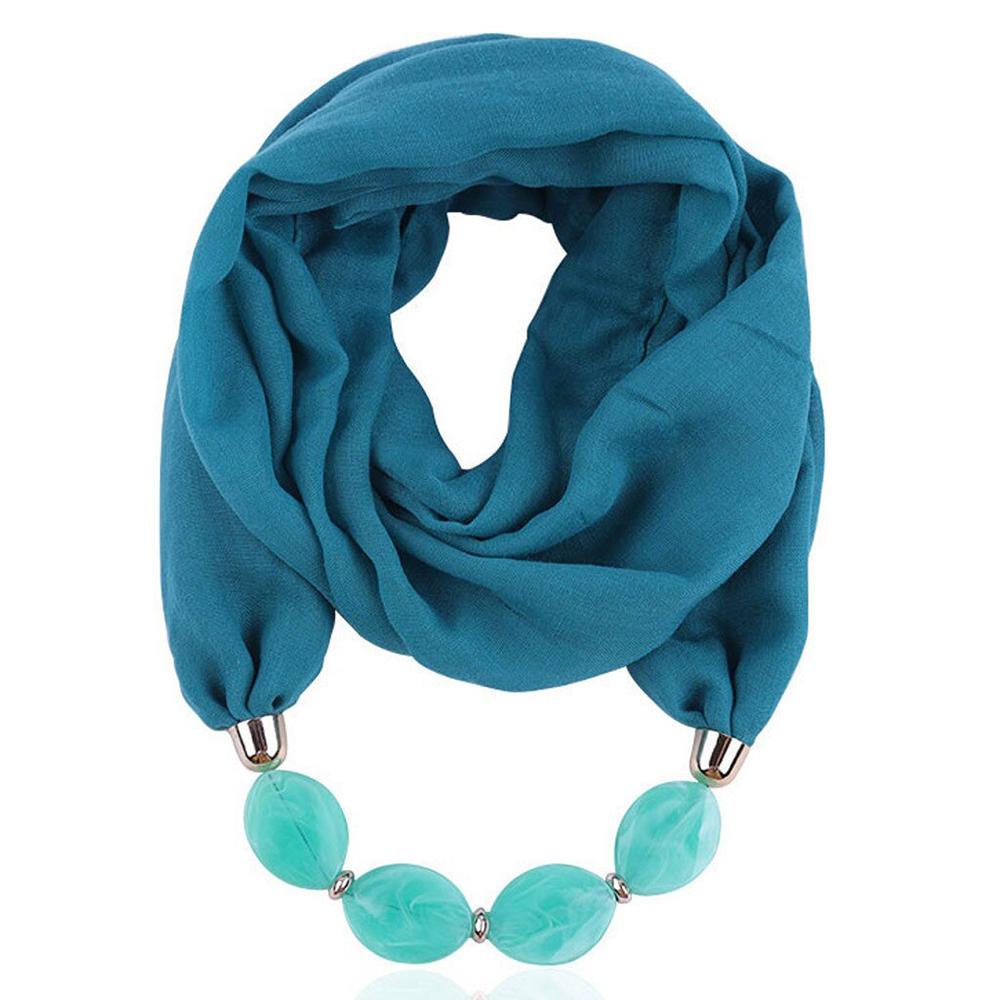 Modischer weicher einfarbiger Schal mit Schmuckanhänger