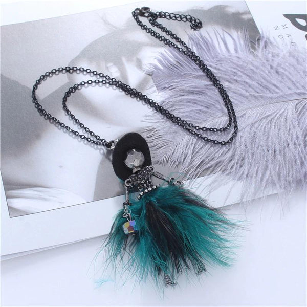 Fashionista – Lange Halskette mit Puppe mit Federn und Hut, Blaugrün