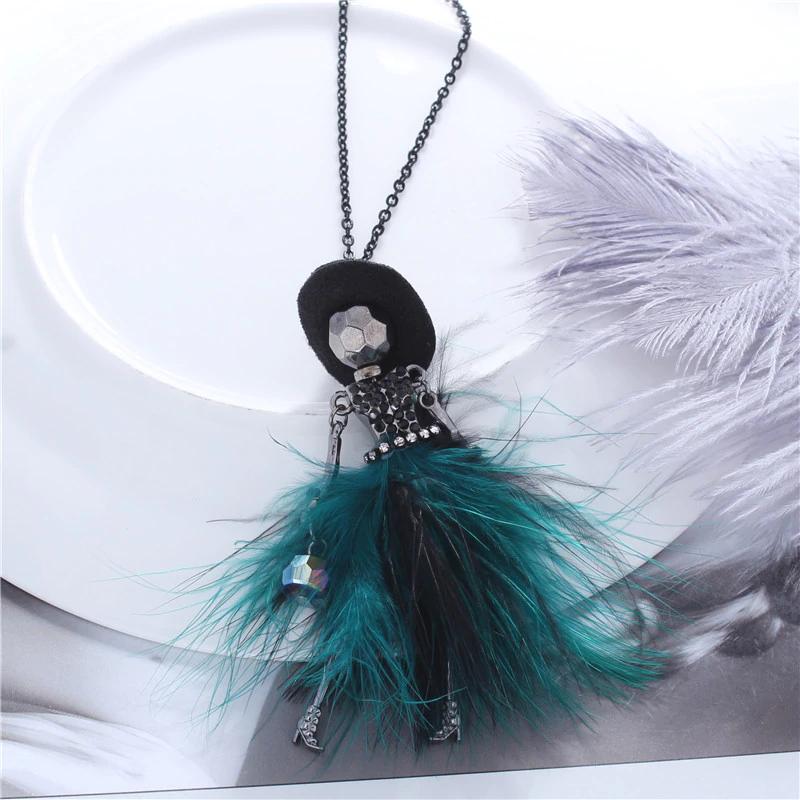 Fashionista – Lange Halskette mit Puppe mit Federn und Hut, Blaugrün