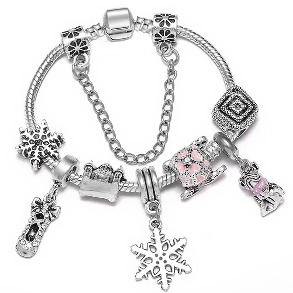 Festliches Perlen-Charm-Armband mit Weihnachtsmotiv