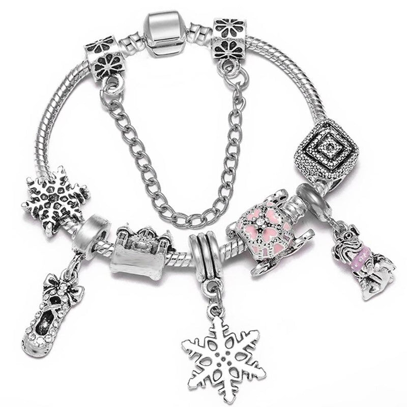 Festliches Perlen-Charm-Armband mit Weihnachtsmotiv