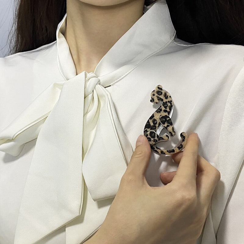 Fierce Fashion – Handgemachte Brosche mit Leopardenmuster aus Acryl