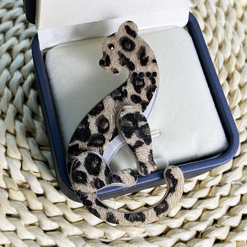Fierce Fashion – Handgemachte Brosche mit Leopardenmuster aus Acryl