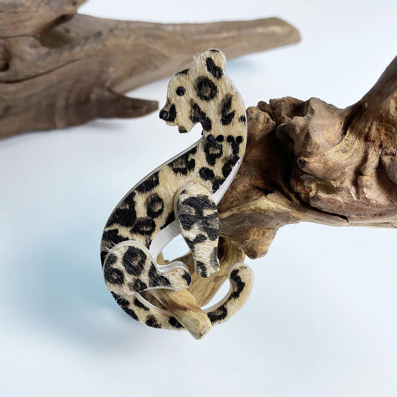 Fierce Fashion – Handgemachte Brosche mit Leopardenmuster aus Acryl