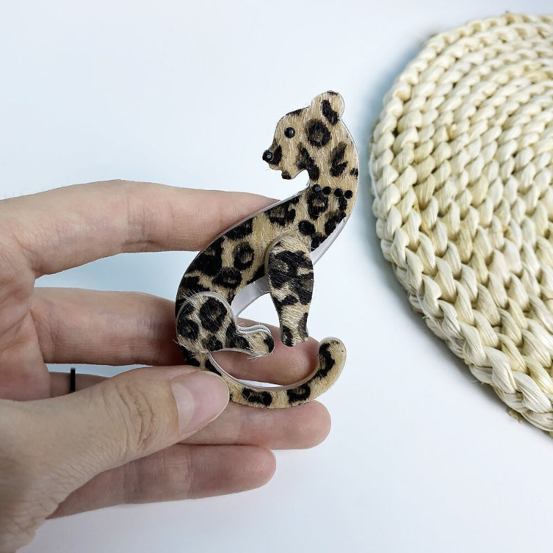 Fierce Fashion – Handgemachte Brosche mit Leopardenmuster aus Acryl